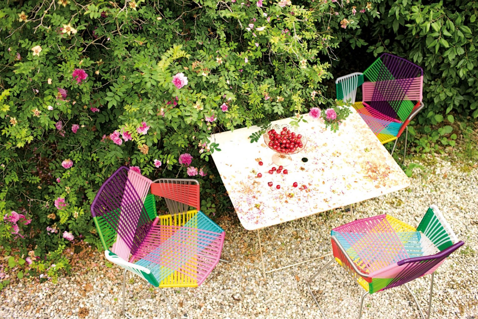 Draufsicht von drei bunten Tropicalia Lounge Sesseln von Moroso mit Tisch im Garten.