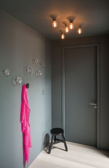 Nahaufnahme von Schönbuch Bulb Garderobenhaken Ø 12 cm im modernen Flur. Design Garderobe aus Glas.