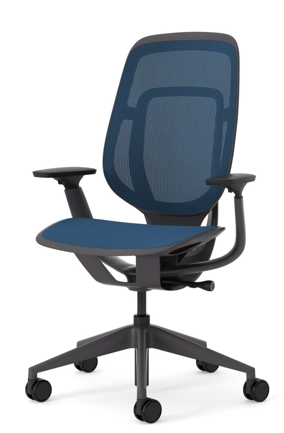 Karman Bürodrehstuhl von Steelcase mit blauer Netzrückenlehne und ergonomischen Armlehnen auf Rollen.