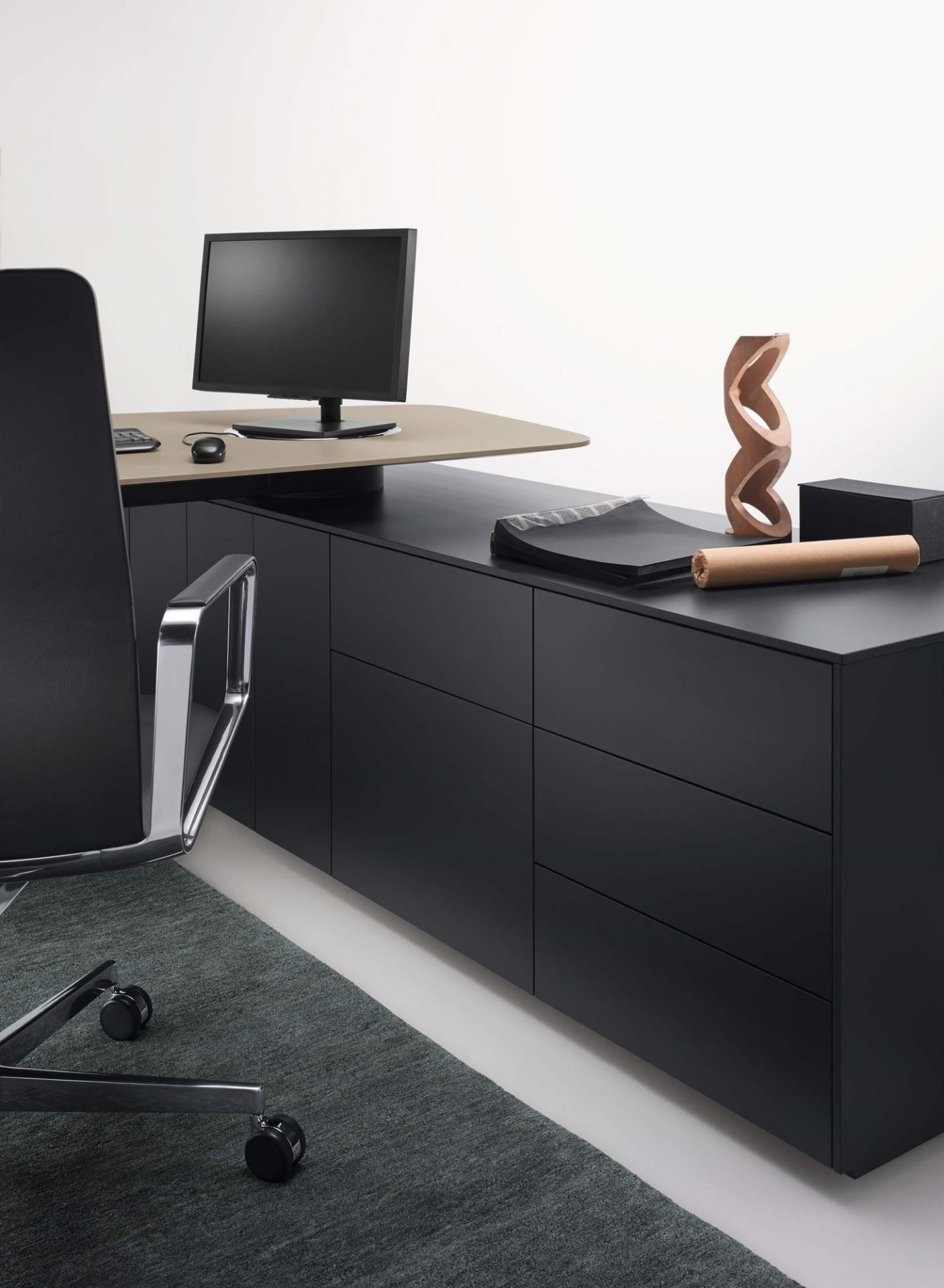 Detailaufnahme eines schwarzen Leadchair Executive Bürodrehstuhls von Walter Knoll im modernen Büro mit Schreibtisch.