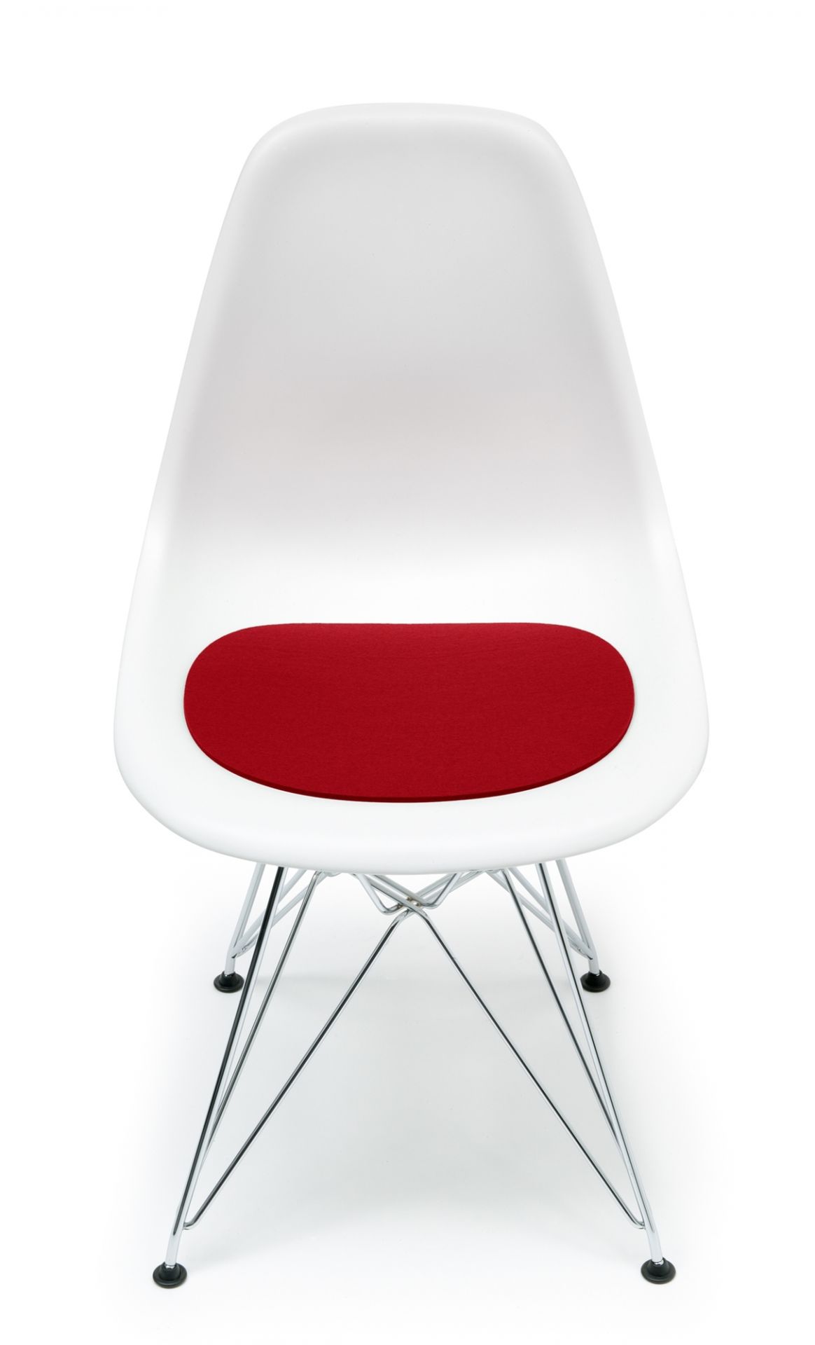Weißer Eames DSR Stuhl mit roter Hey Sign Filz Sitzauflage für bequemes Sitzen.