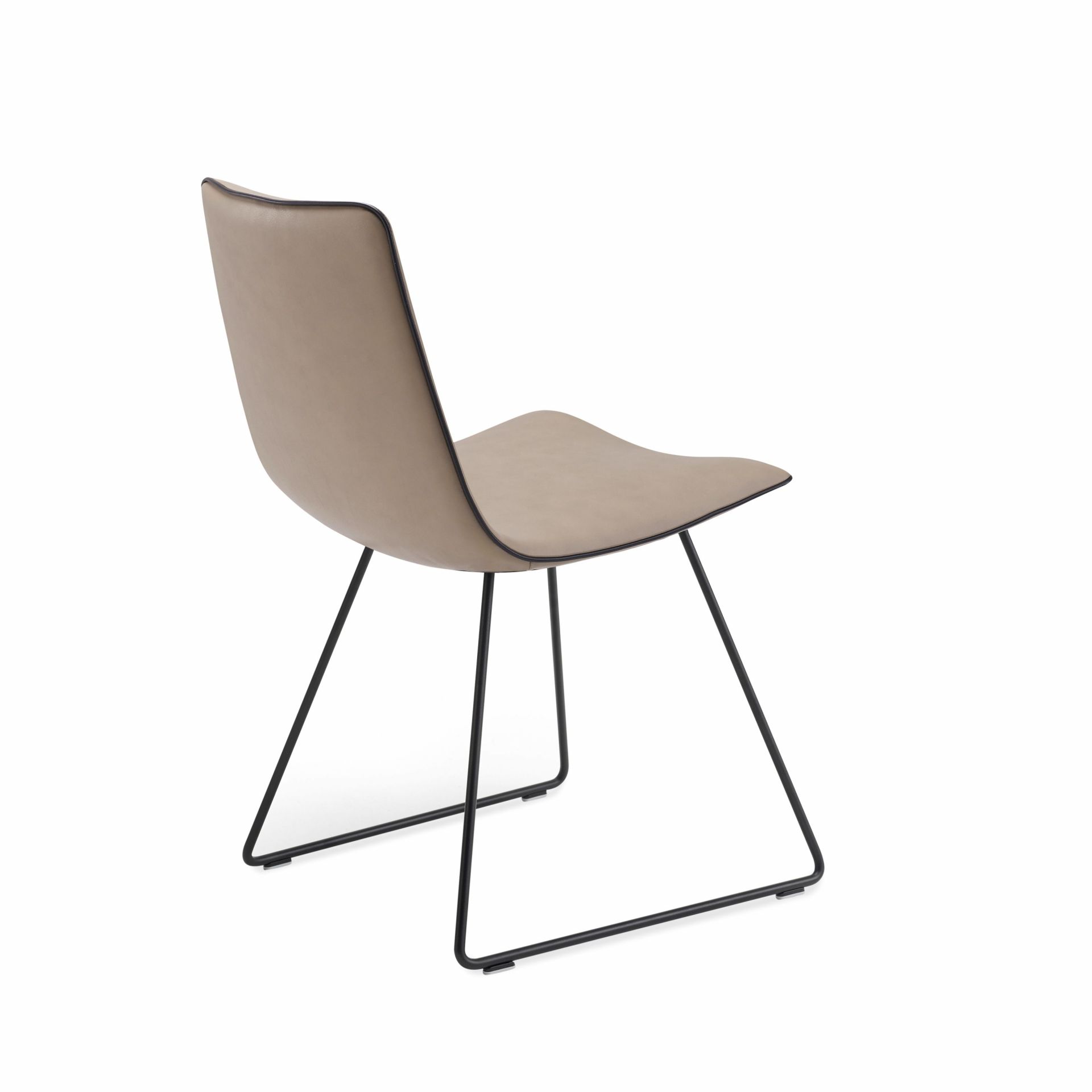 Amelie Stuhl von Freifrau Manufaktur, Lederstuhl in Beige mit schwarzem Metallgestell, seitliche Ansicht.
