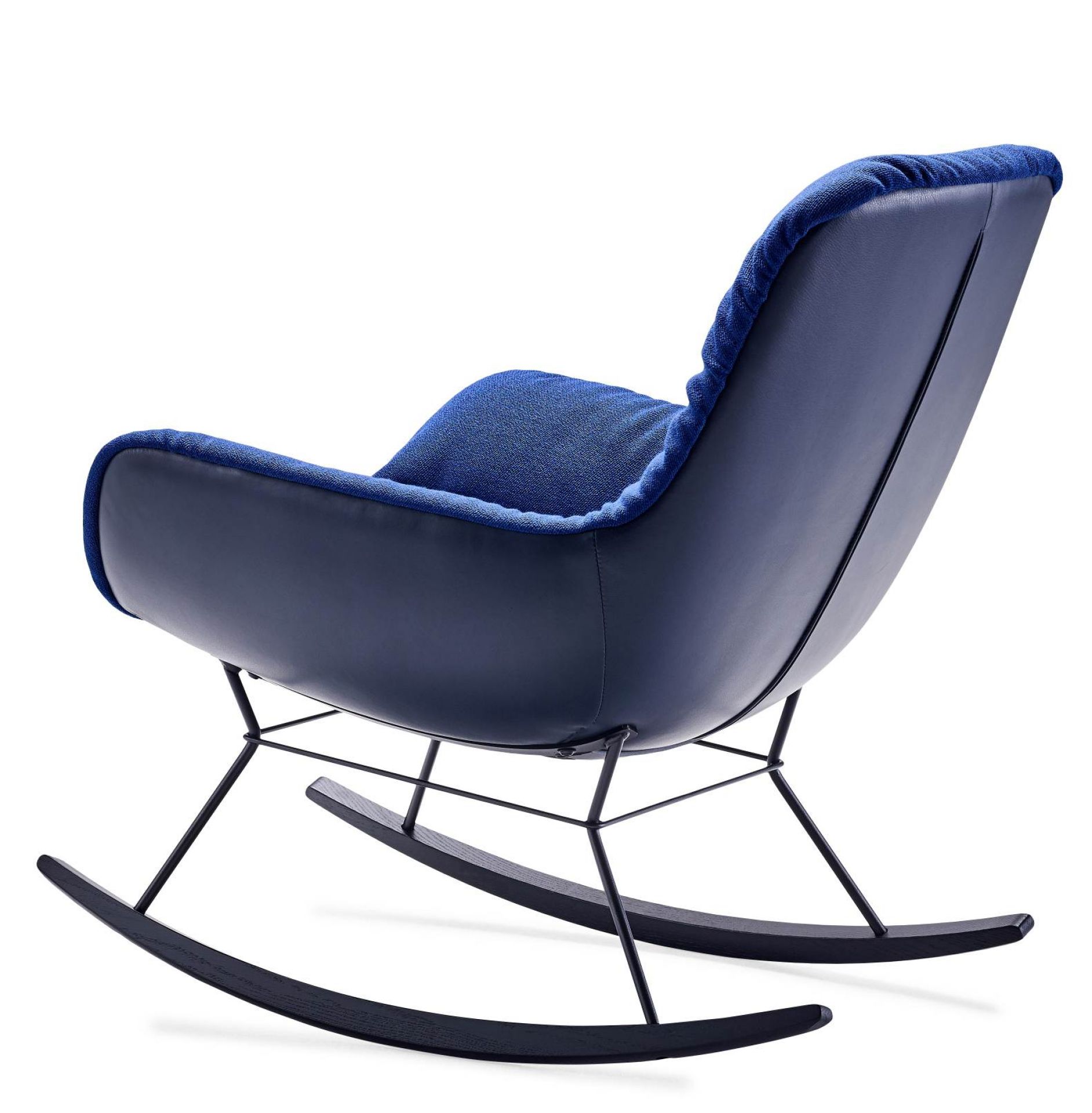 Blauer Leya Rocking Lounge Chair von Freifrau Manufaktur, Schaukelsessel mit Lederbezug und Kissen, modernes Möbeldesign.