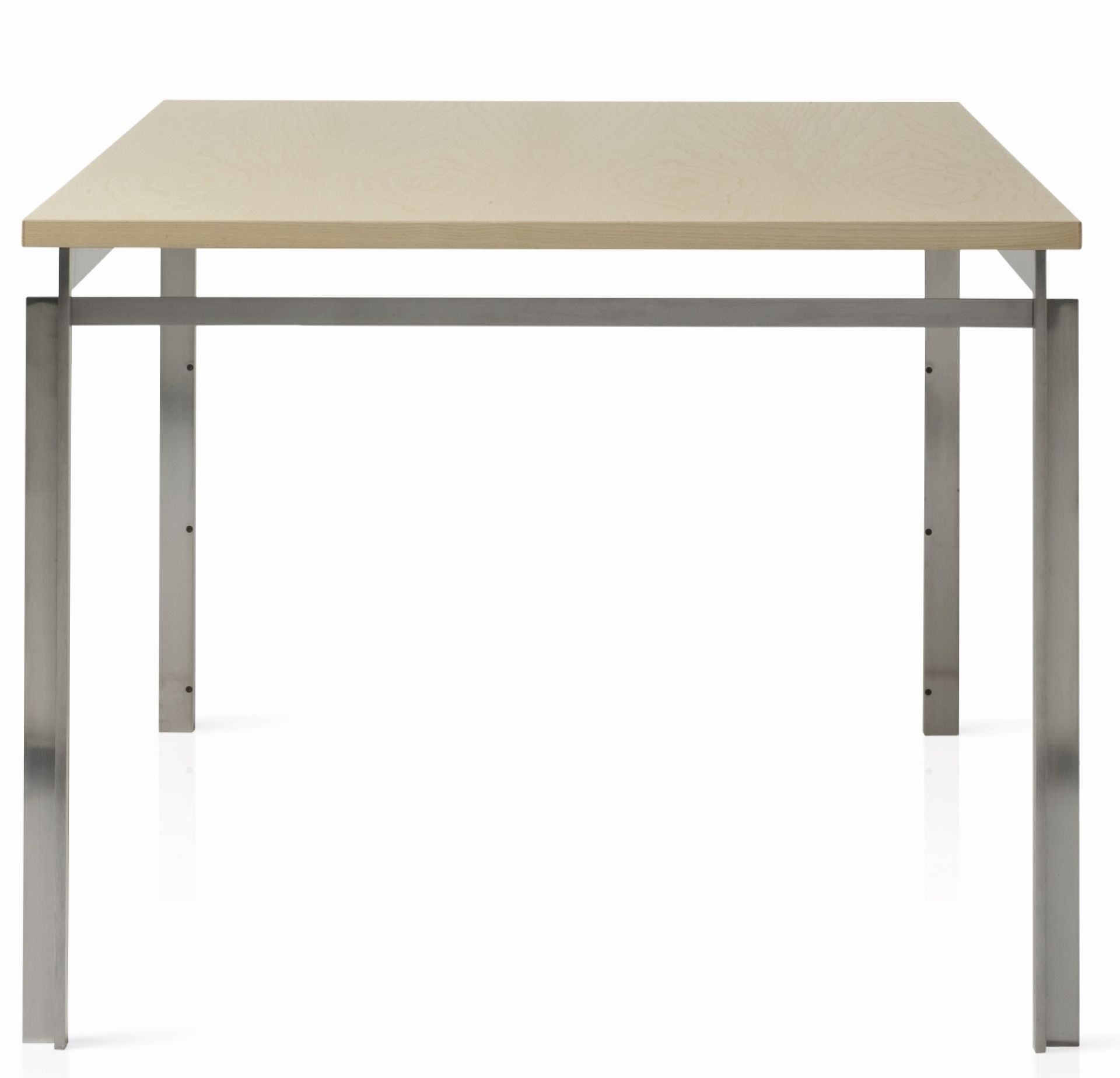 PK55 Esstisch von Fritz Hansen: Quadratischer Tisch mit heller Holzplatte und Stahlgestell.
