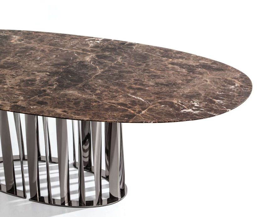 475 Boboli Tisch von Cassina mit ovaler Marmorplatte und modernem Metallgestell.