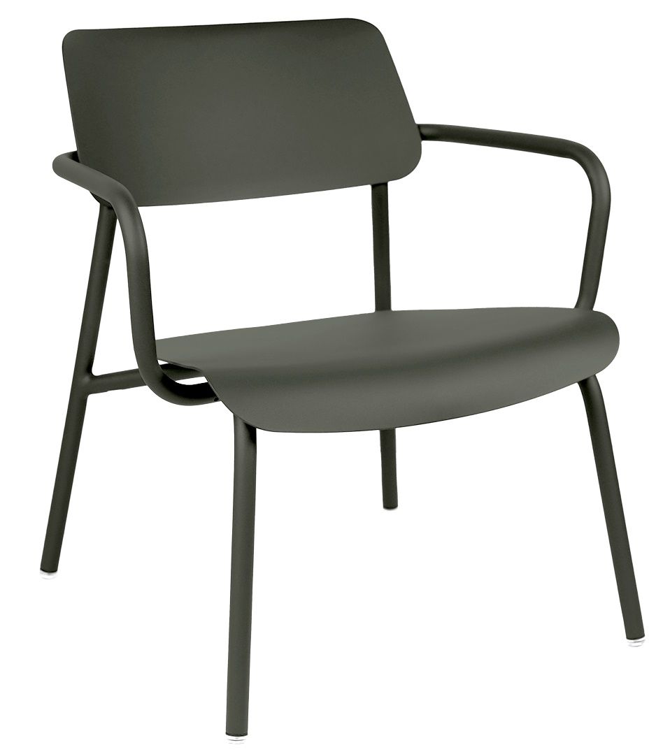Fermob Studie Lounge Sessel für den Außenbereich, moderner Gartensessel aus Metall in dunklem Olivgrün.