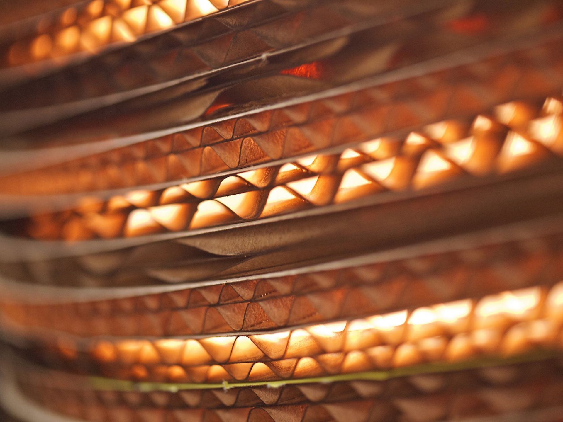 Detailaufnahme der Moon18 Scraplights Hängeleuchte von Graypants, zeigt die Textur des recycelten Kartons.