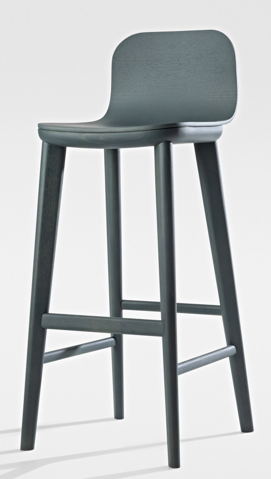 Aeon Barstool Barhocker aus Holz, grau lackiert, mit Rückenlehne und Fußstütze, für die moderne Küche.