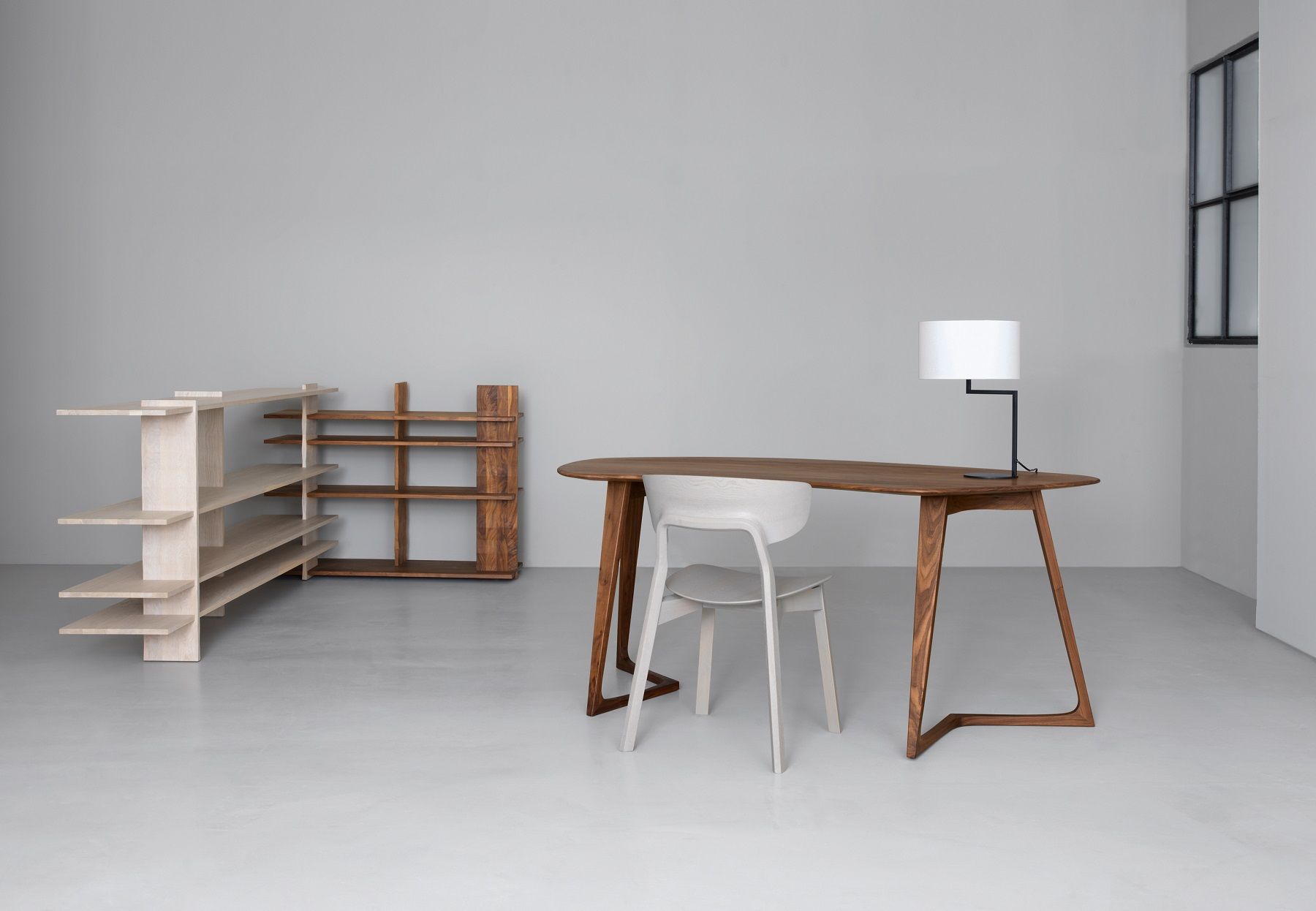 Twist Office Tisch aus Holz mit Stuhl und Lampe, minimalistisches Büro Design mit Regalen.