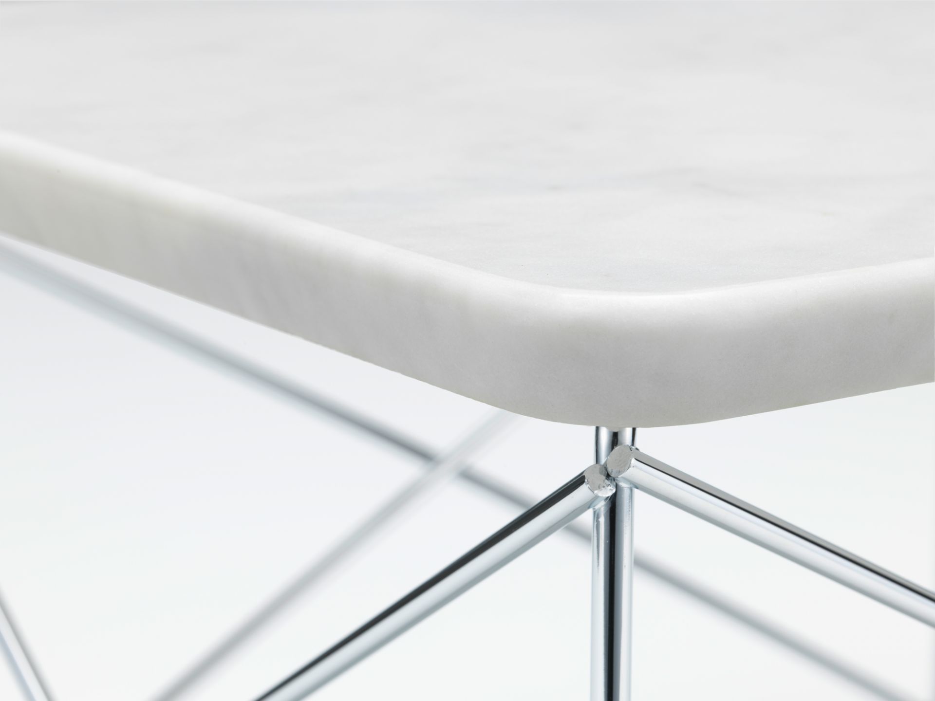 Detailaufnahme: Occasional LTR Beistelltisch von Vitra mit Marmorplatte und Chromgestell. Moderner Beistelltisch.