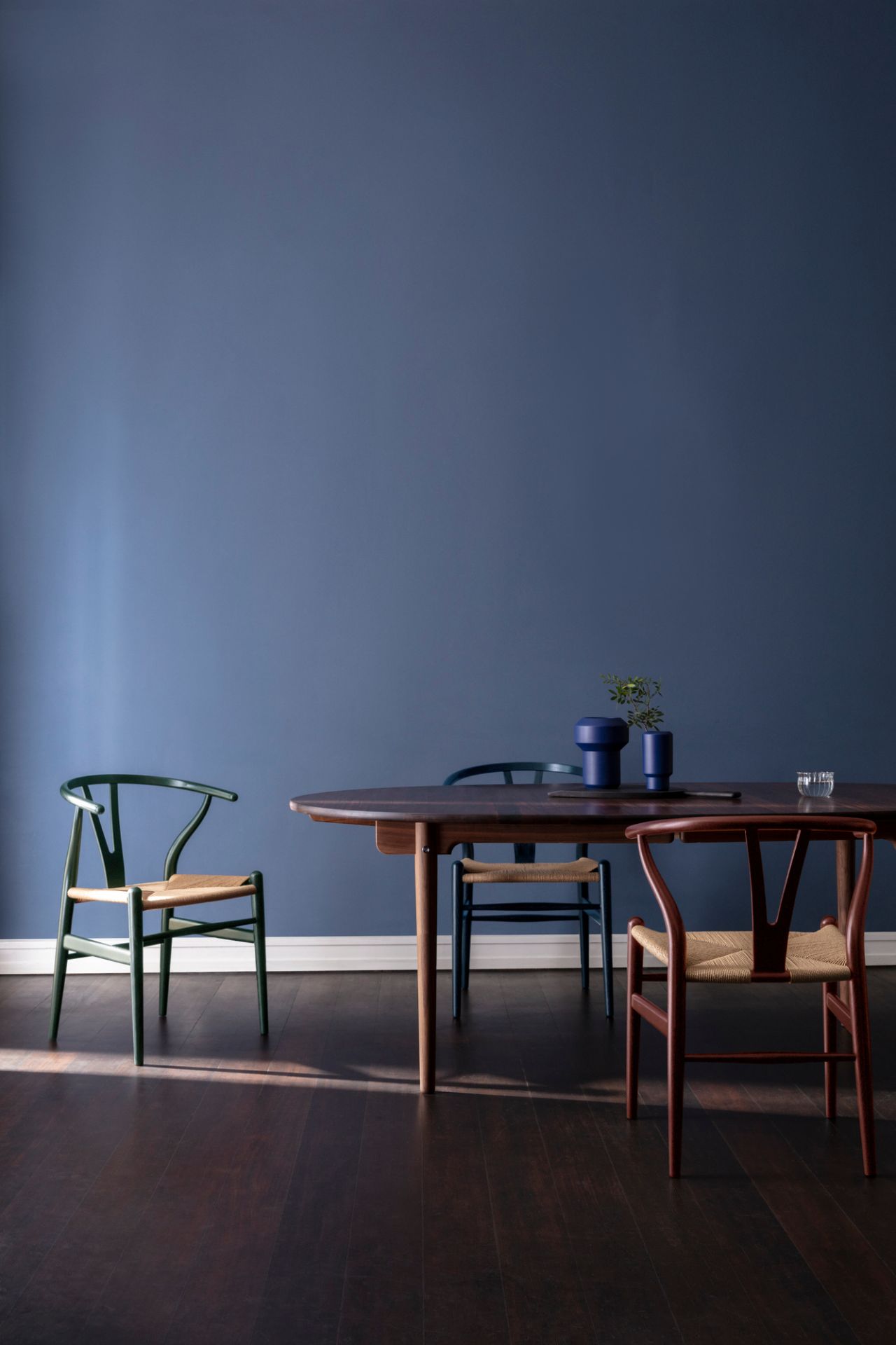 CH24 Wishbone Chair Limited Edition in Russet & Blues am Esstisch mit passenden Stühlen.