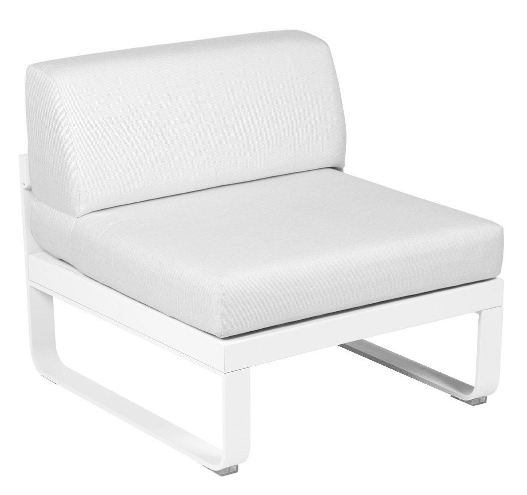 Weißes Bellevie Outdoor Sofa 1-Sitzer Modul Mitte von Fermob, modernes Gartenmöbel mit minimalistischem Design.