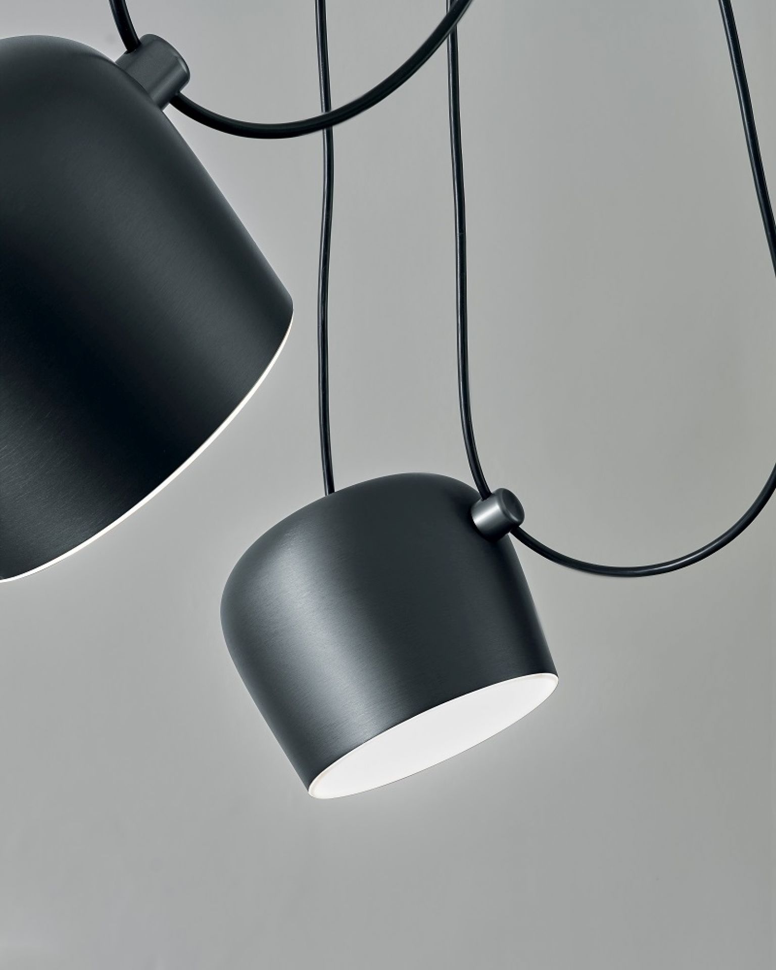 Schwarze Aim Small Pendelleuchte von Flos, moderne Hängelampe mit minimalistischem Design und flexibler Kabelführung.