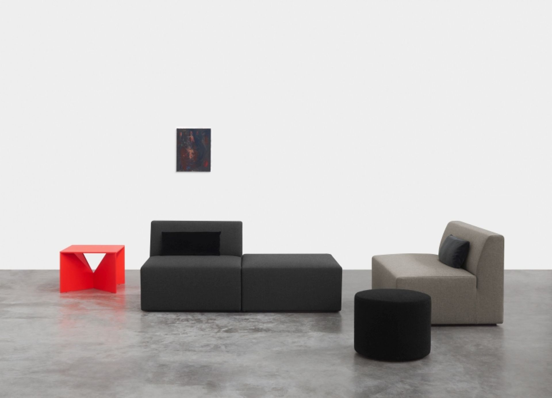SF06 Kerman Modulsofa von e15 in verschiedenen Konfigurationen, mit Beistelltisch und Hocker.