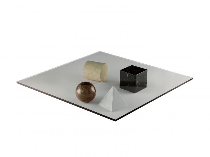 Metafora Tisch von Martinelli Luce: Glasplatte mit Kugel, Zylinder, Pyramide und Würfel aus Marmor.