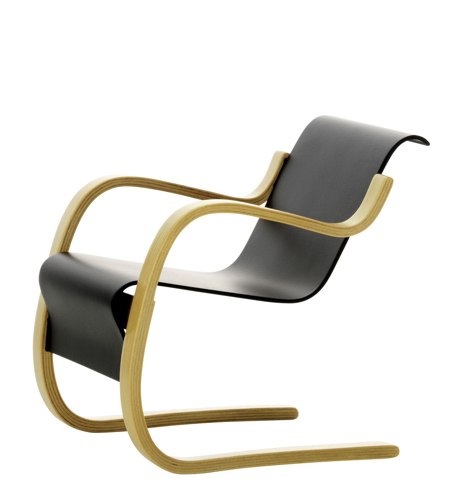 Vitra Armchair Nr. 42 Miniatur Sessel mit schwarzer Sitzfläche und hellem Holzgestell.