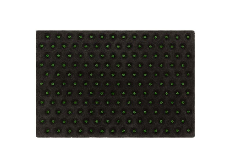 Rechteckiger La Geria Teppich von Gan mit dunklem Hintergrund und grünen Akzenten.