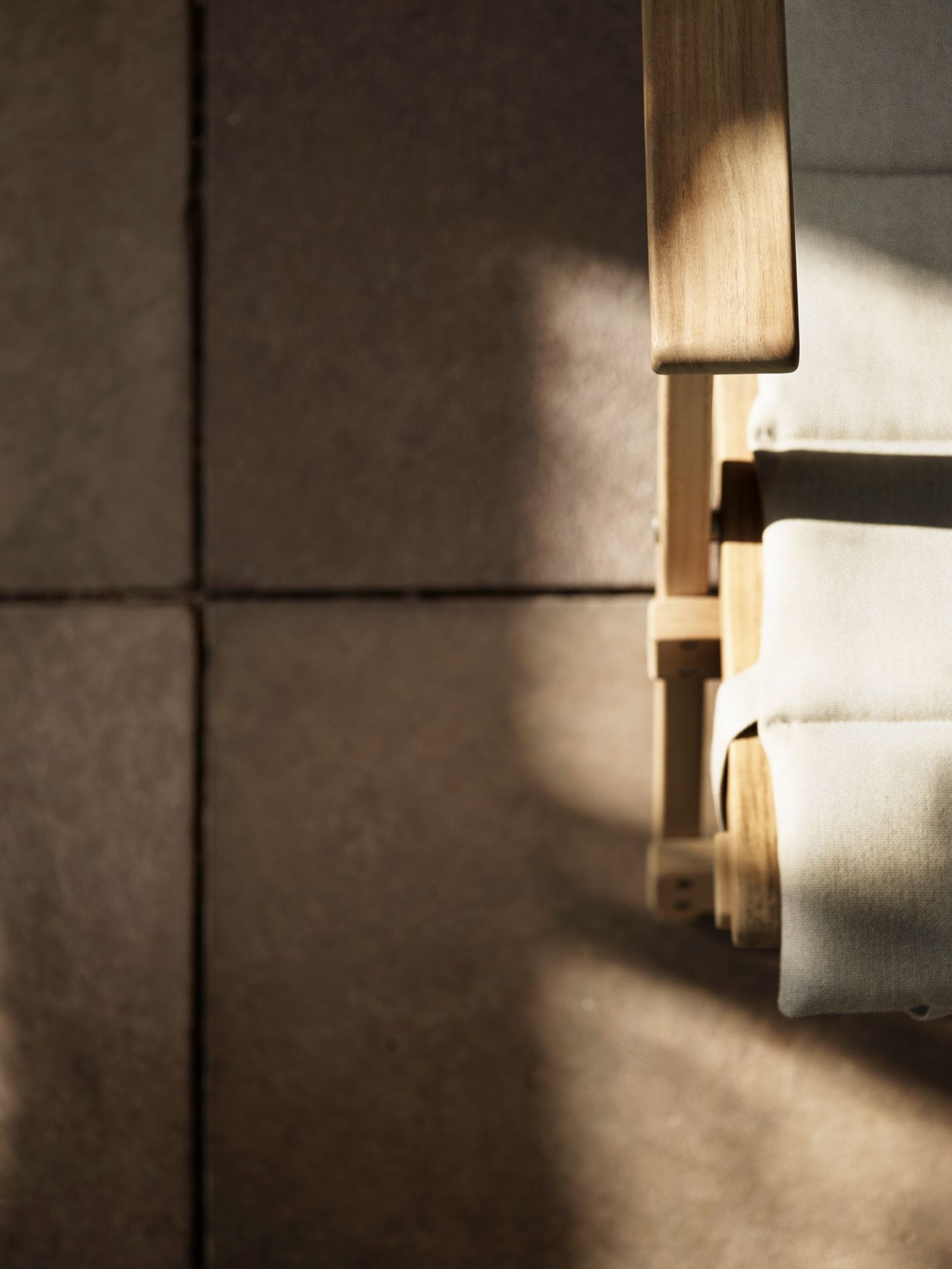 Detailaufnahme des Borge Mogensen Liegestuhls BM5568 von Carl Hansen & Søn mit hellem Kissen für den Outdoor-Bereich.