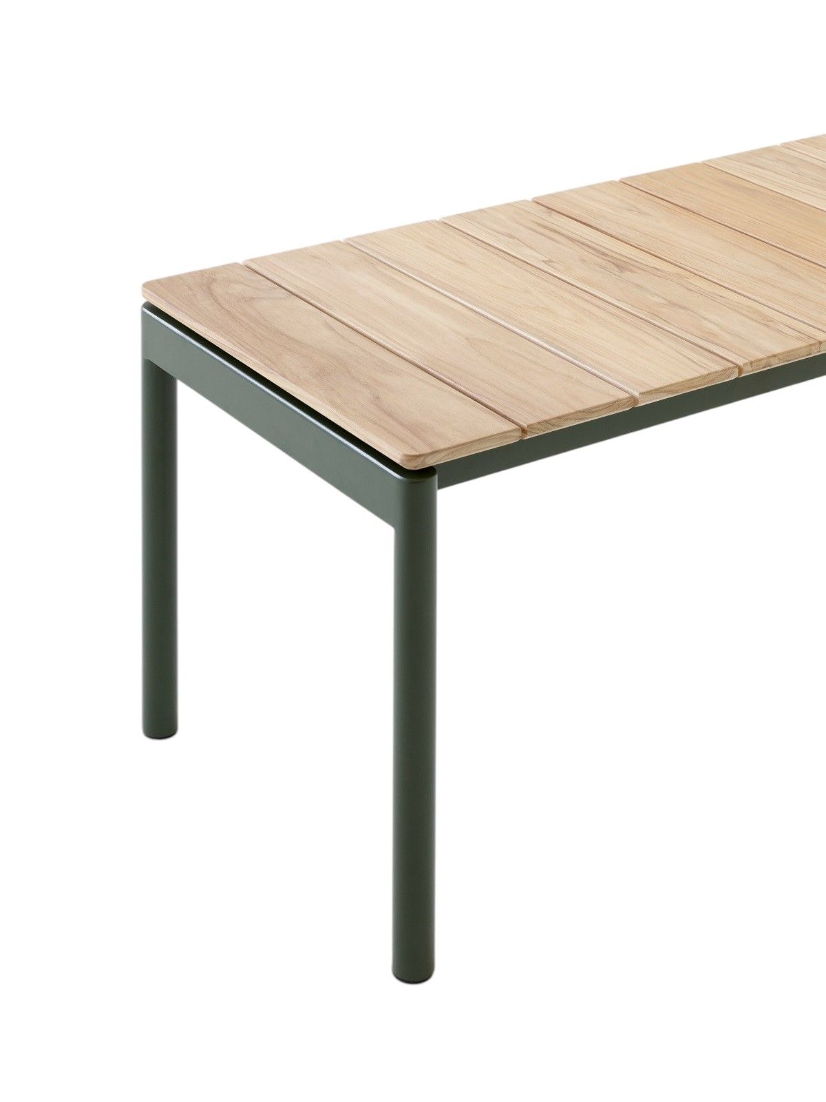 Detailaufnahme der AndTradition Ville AV28 Outdoor Bank mit Holzlatten und grünem Metallgestell.