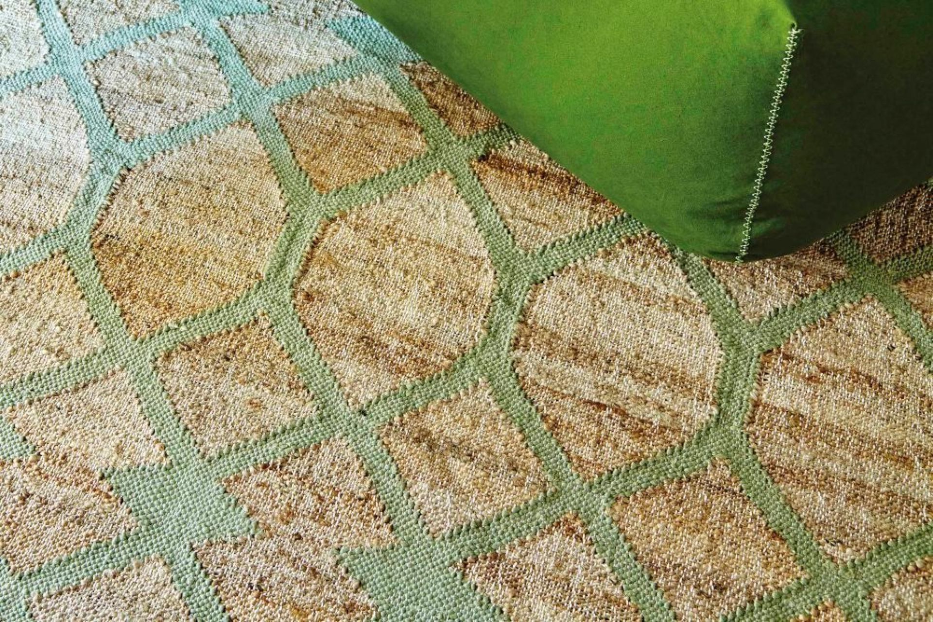 Detailaufnahme des GAN Kilim Teppichs mit geometrischem Muster in Weiß und Grün.