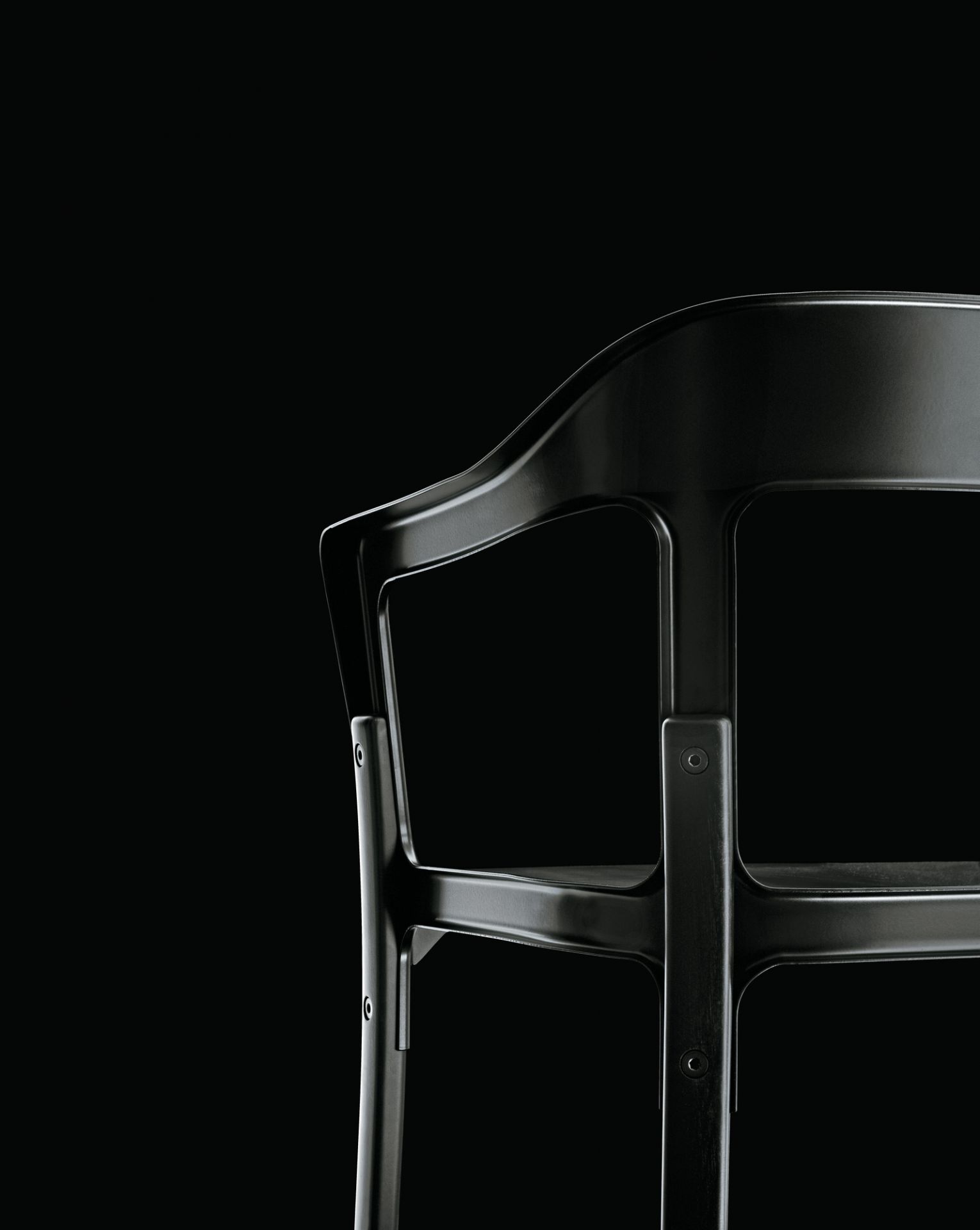 Detailaufnahme des schwarzen Magis Steelwood Chair Stuhls mit Rückenlehne und Armlehnen vor schwarzem Hintergrund.