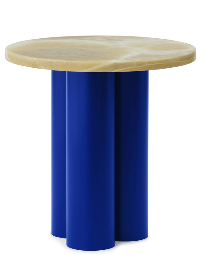 Dit Coffee Table Beistelltisch von Normann Copenhagen mit runder Tischplatte in Marmoroptik und blauem Untergestell.