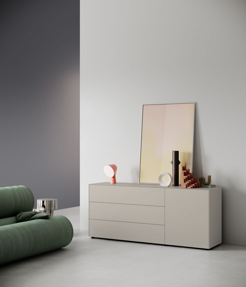 Beige Nex Pur Box Lowboard von Piure mit Schubladen und Tür im modernen Wohnzimmer.