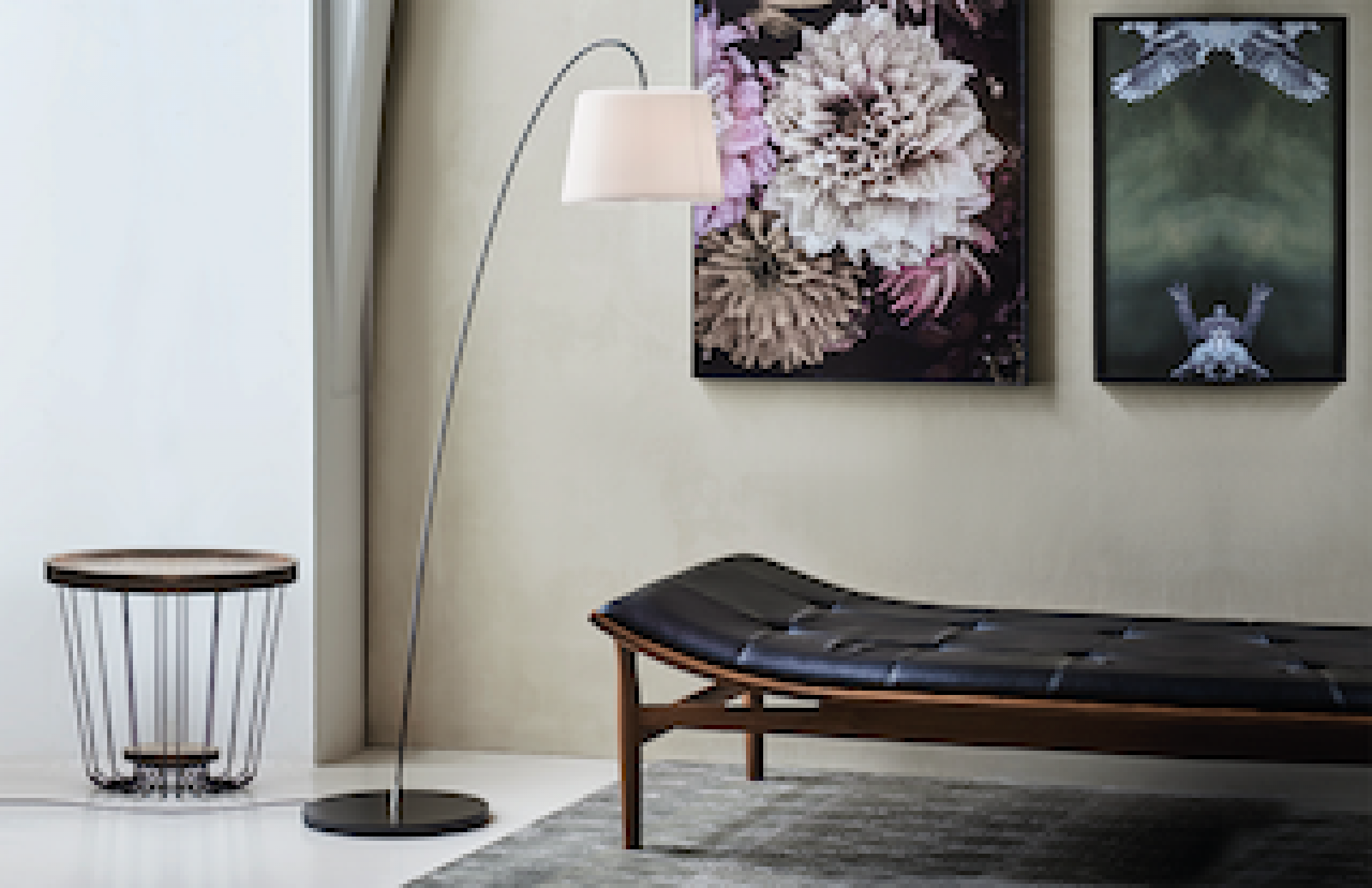 Elegante Snowdrop Stehleuchte von Le Klint im Wohnzimmer mit Design-Sitzbank und Kunstwerken.