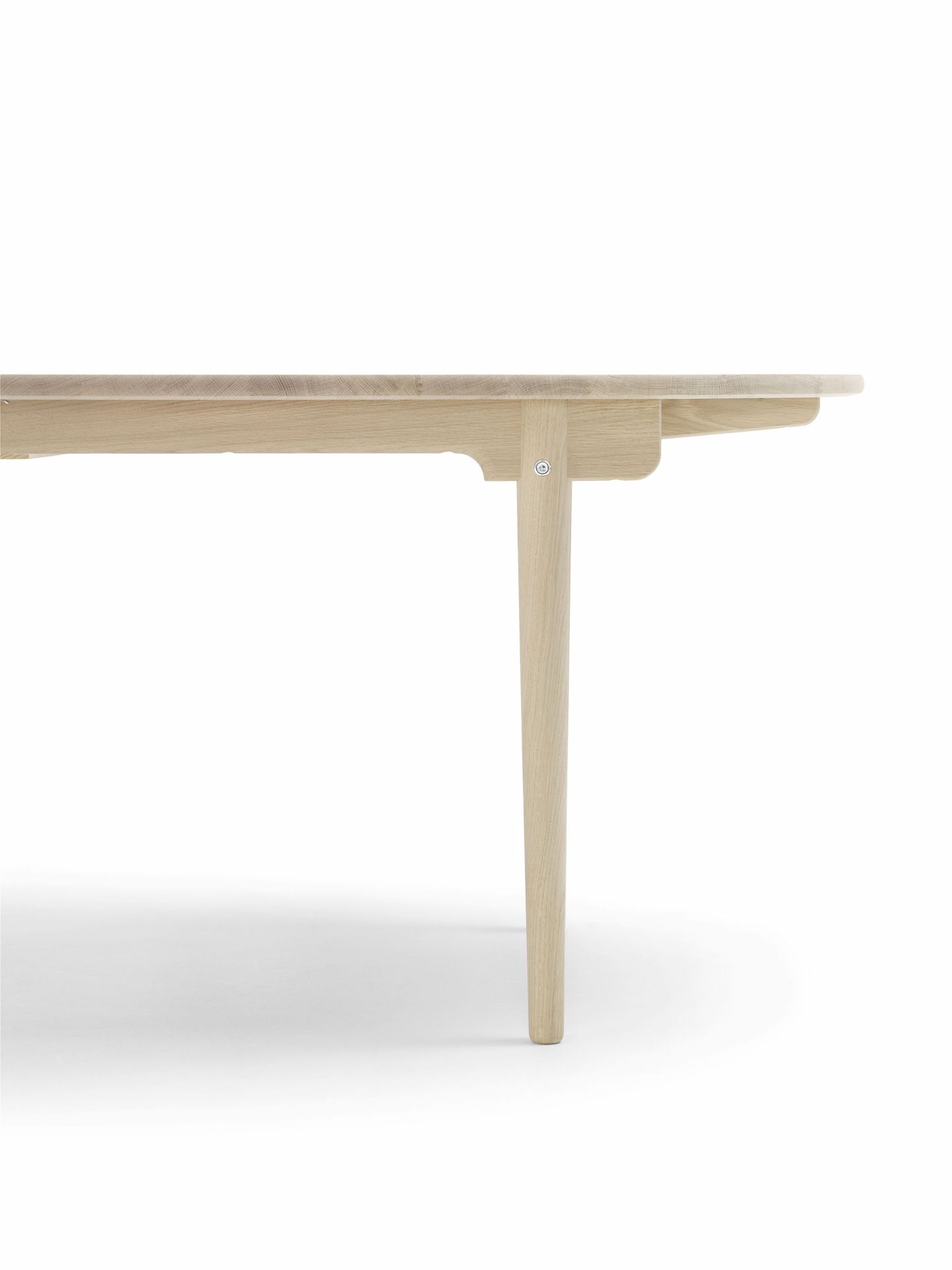 Detailansicht des CH338 Esstischs von Carl Hansen & Søn aus Eiche. Ausziehbarer Tisch.