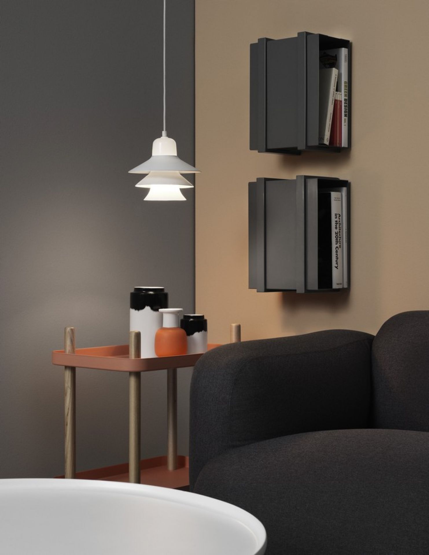 Nahaufnahme des grauen Swell Sessels von Normann Copenhagen in modernem Wohnzimmerambiente mit Beistelltisch.