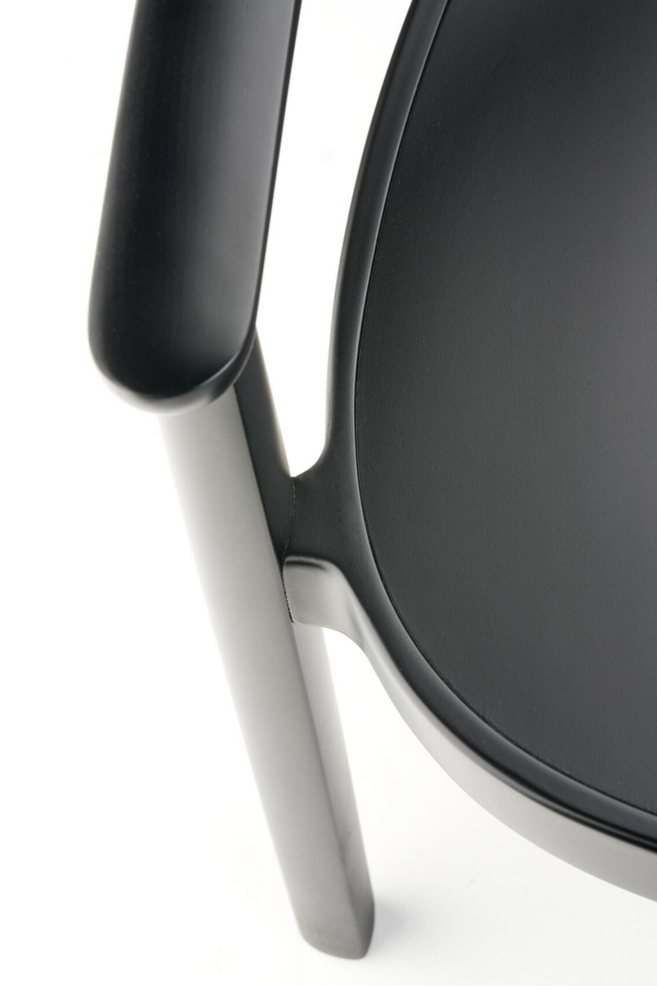 Detailaufnahme von Armlehne, Sitzfläche und Bein des schwarzen Holzsessels 119 MF von Thonet.