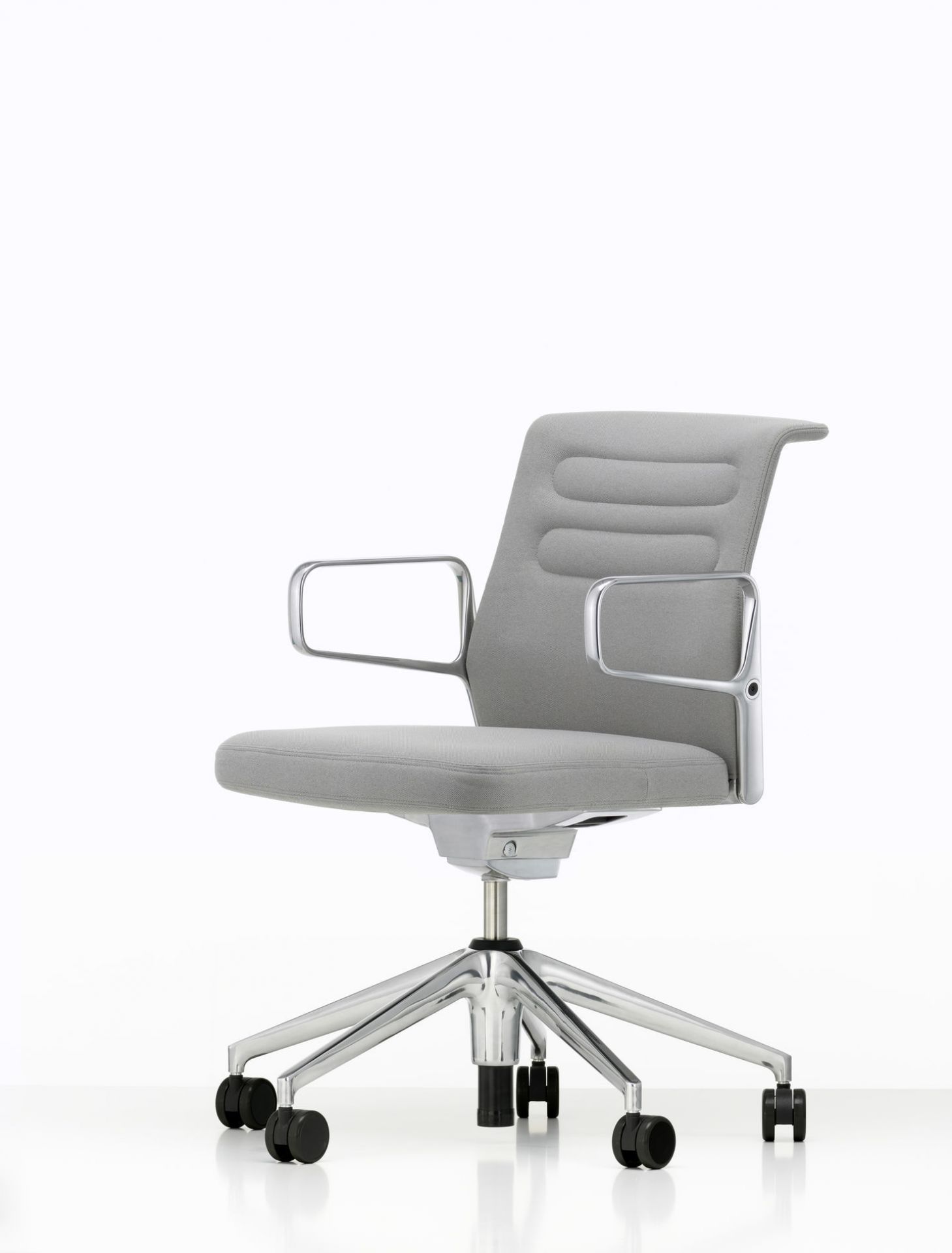 Grauer Vitra Bürostuhl mit Armlehnen und Rollen, ergonomischer Drehstuhl für das Büro.