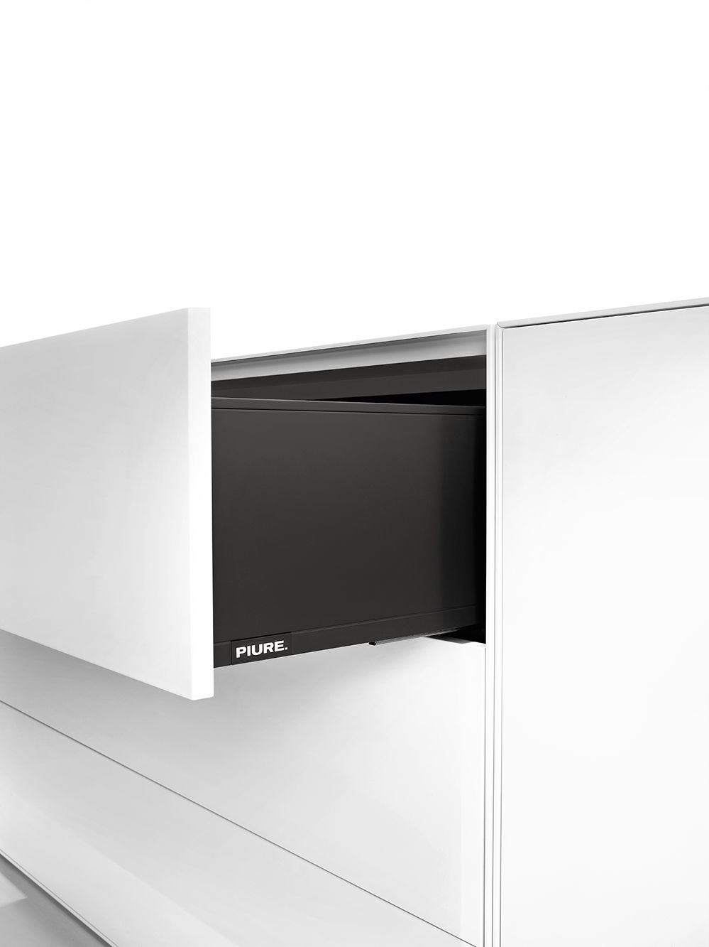 Weißes Piure Nex Pur Box Board mit offenem Schubkasten in Schwarz.