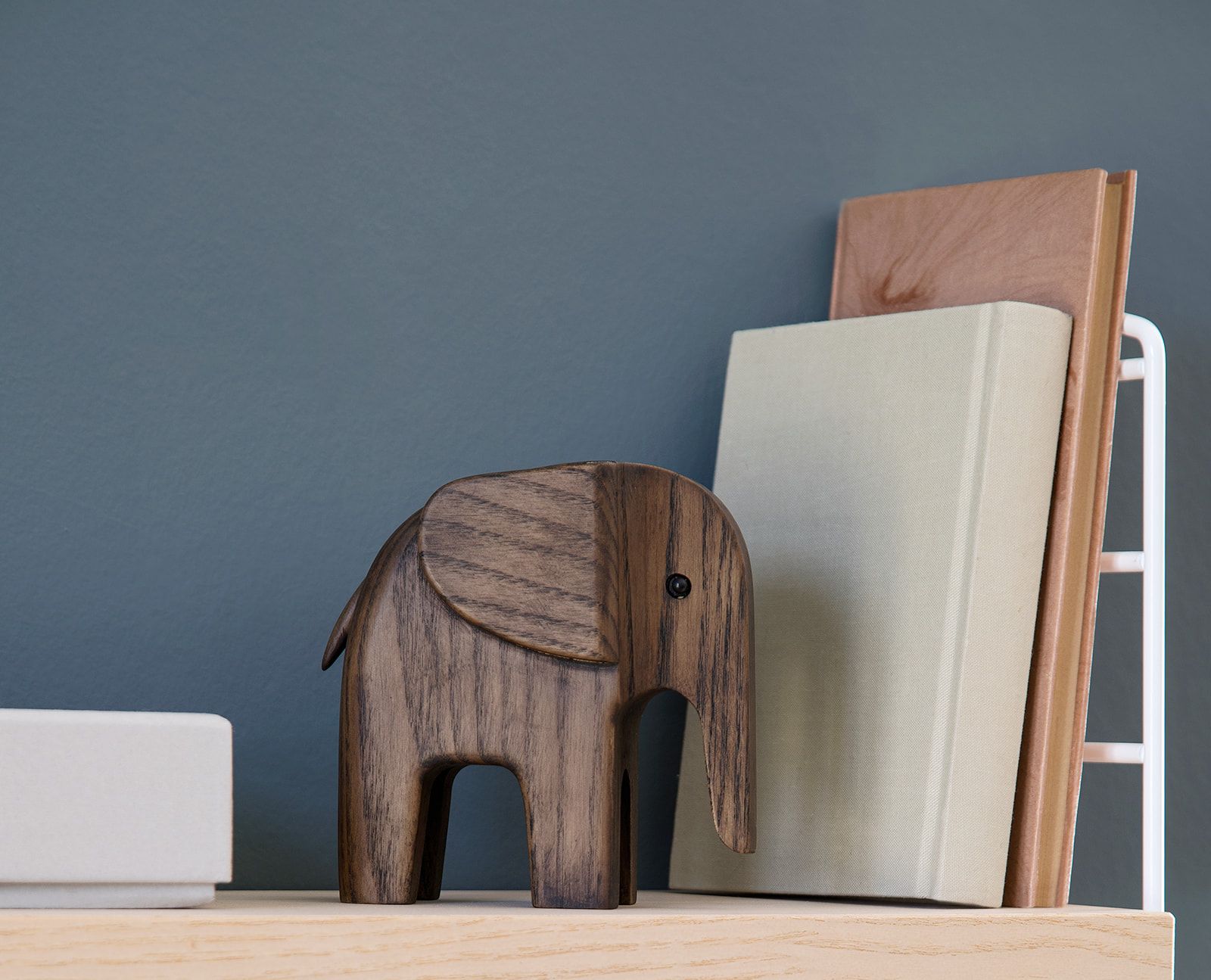 Novoform Elefant rauchgebeizt aus Holz als Deko-Objekt auf einem Regal, skandinavisches Design.