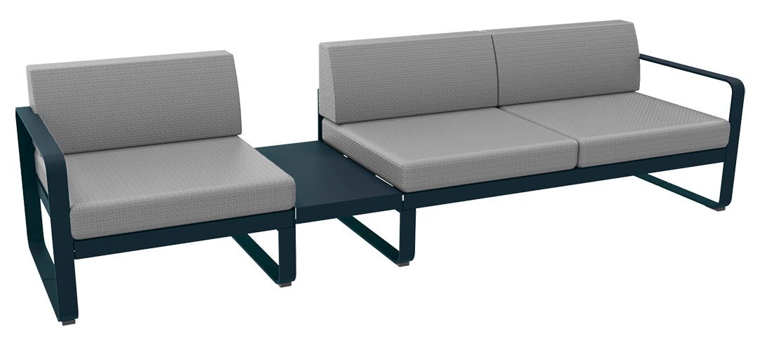 Bellevie Lounge Sofa von Fermob für den Außenbereich, bestehend aus Sessel, Sofa und Tisch.