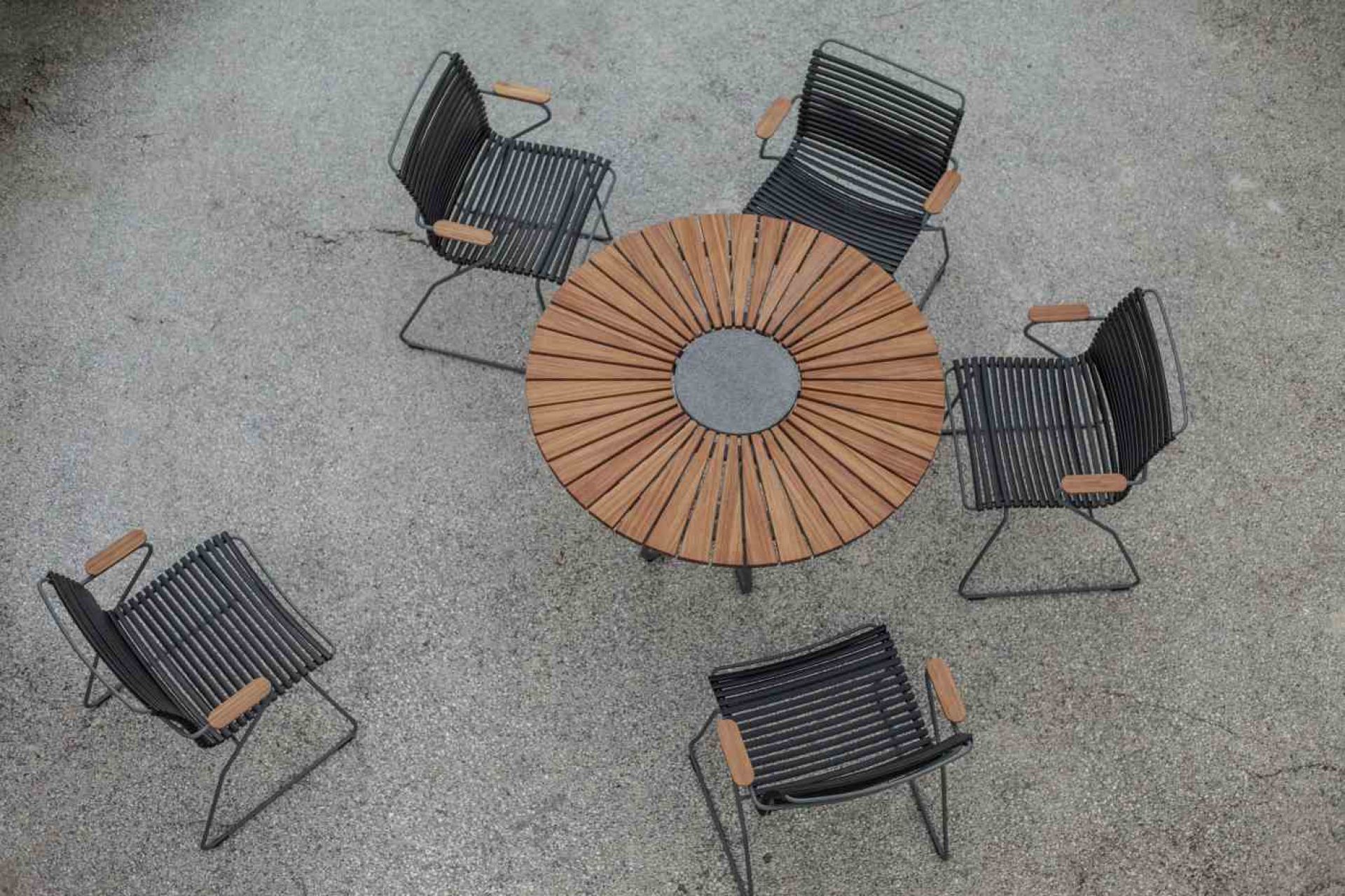 Houe Circle Outdoor Tisch mit Stühlen, runder Gartentisch aus Holz und Stahl.