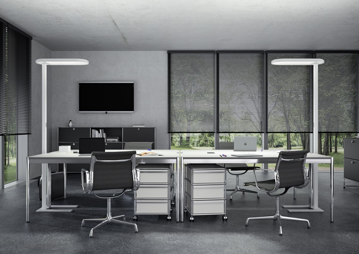 Büro mit zwei Schreibtischen und Belux Kido Stehleuchte mit U-Fuß in Schwarz.