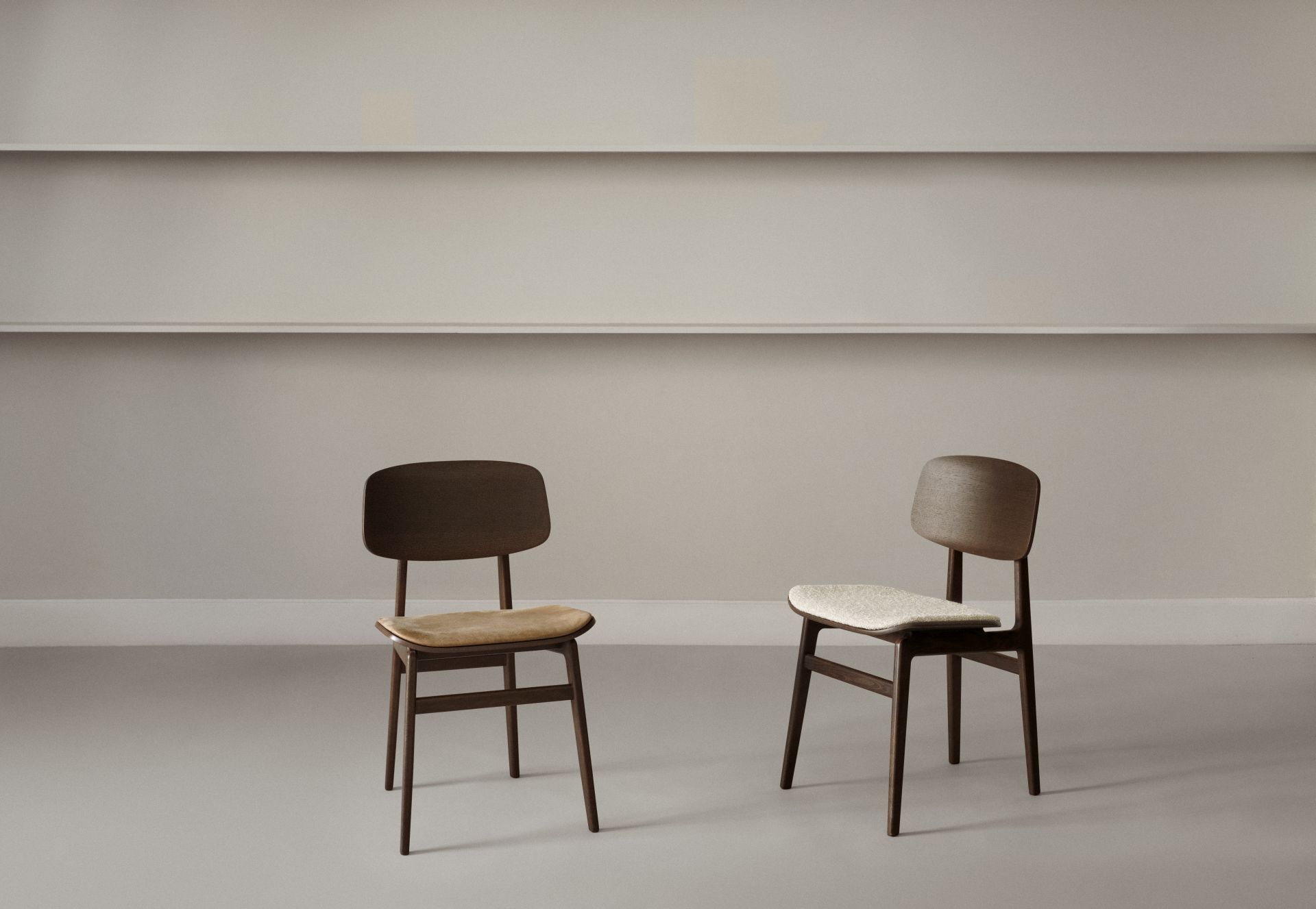 Zwei NY11 New York Dining Chairs von NORR11, Holzstuhl mit Polstersitz in Beige und Braun.