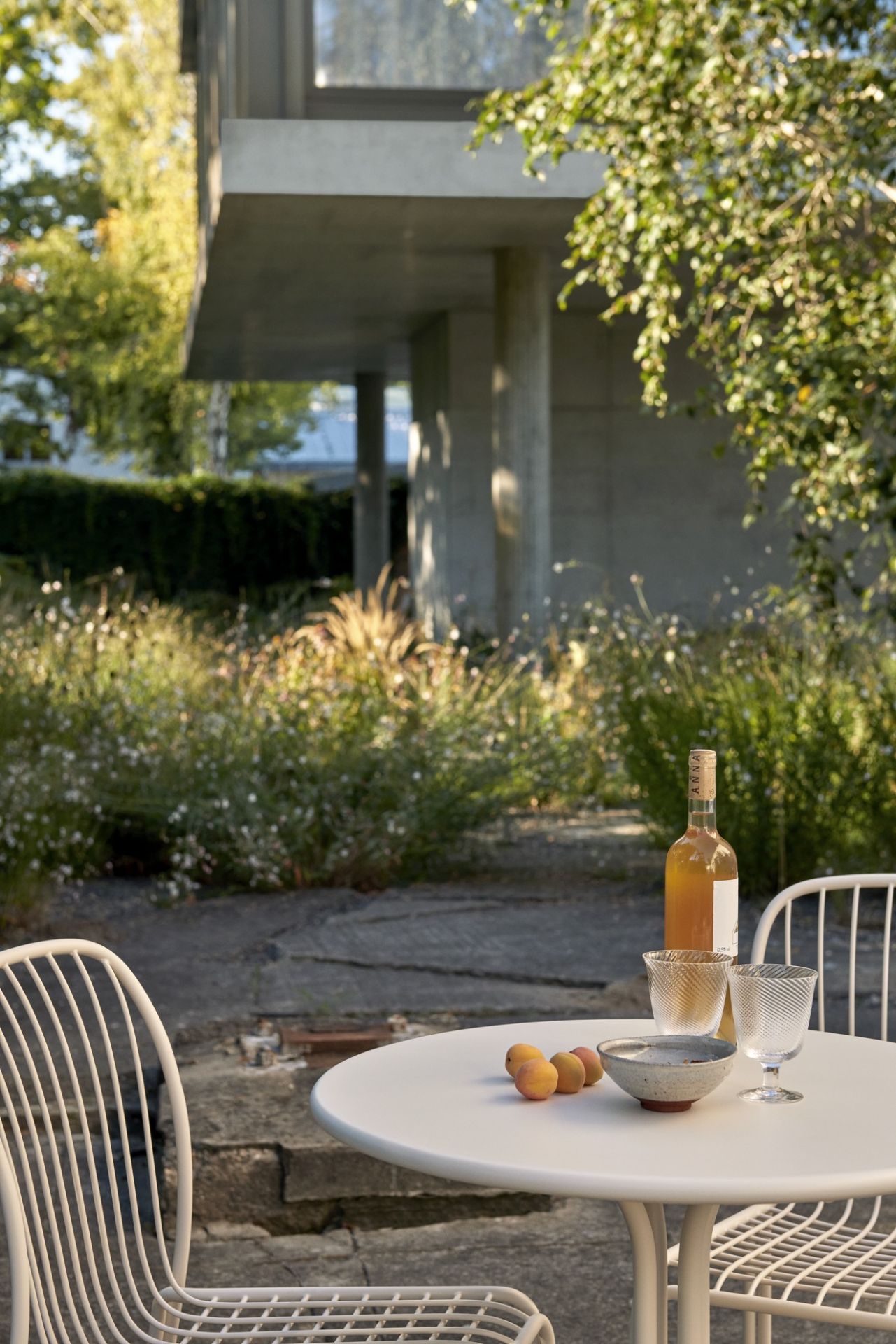AndTradition Thorvald Gartentisch mit Stühlen, Getränken und Obst im Garten, Außenbereich.