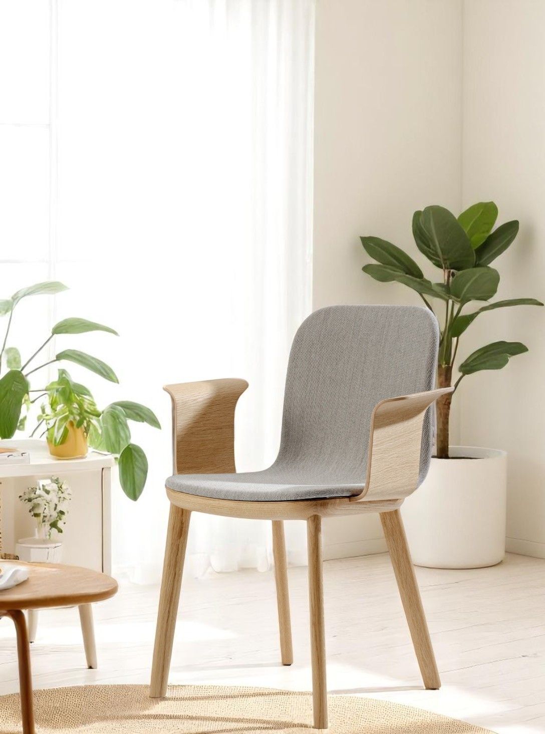 Aeon Comfort Armlehnstuhl mit grauem Stoffbezug und hellem Holzgestell im modernen Wohnraum.