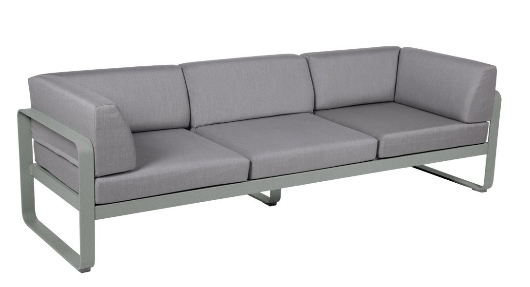 Graues Bellevie 3-Sitzer Outdoor Sofa von Fermob mit Aluminiumrahmen und bequemen Sitzkissen für Garten und Terrasse.