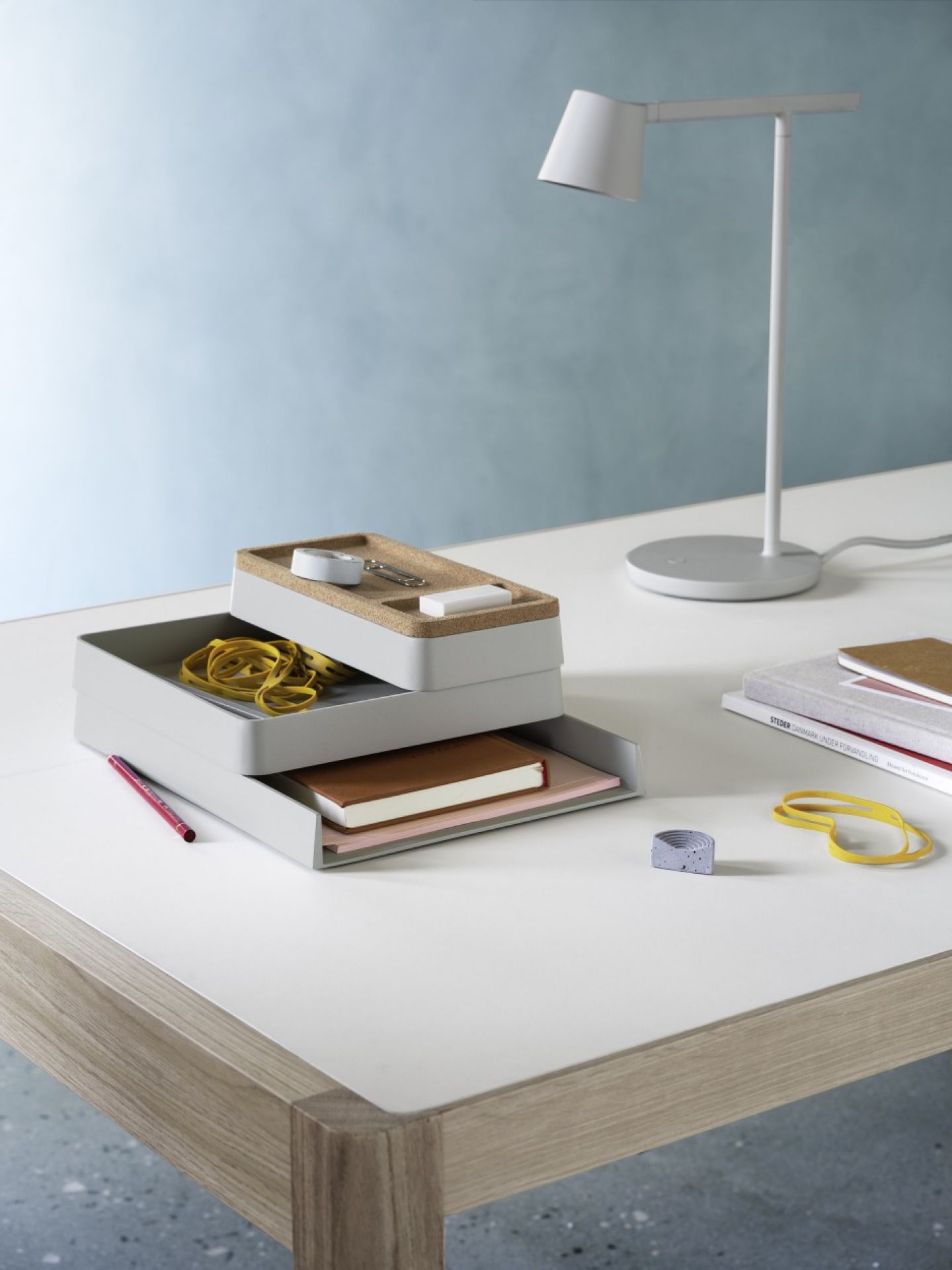 Muuto Arrange Desktop Serie: Schreibtischorganizer mit Ablagefächern, Stifthalter und Büroaccessoires für Ordnung am Arbeitsplatz.