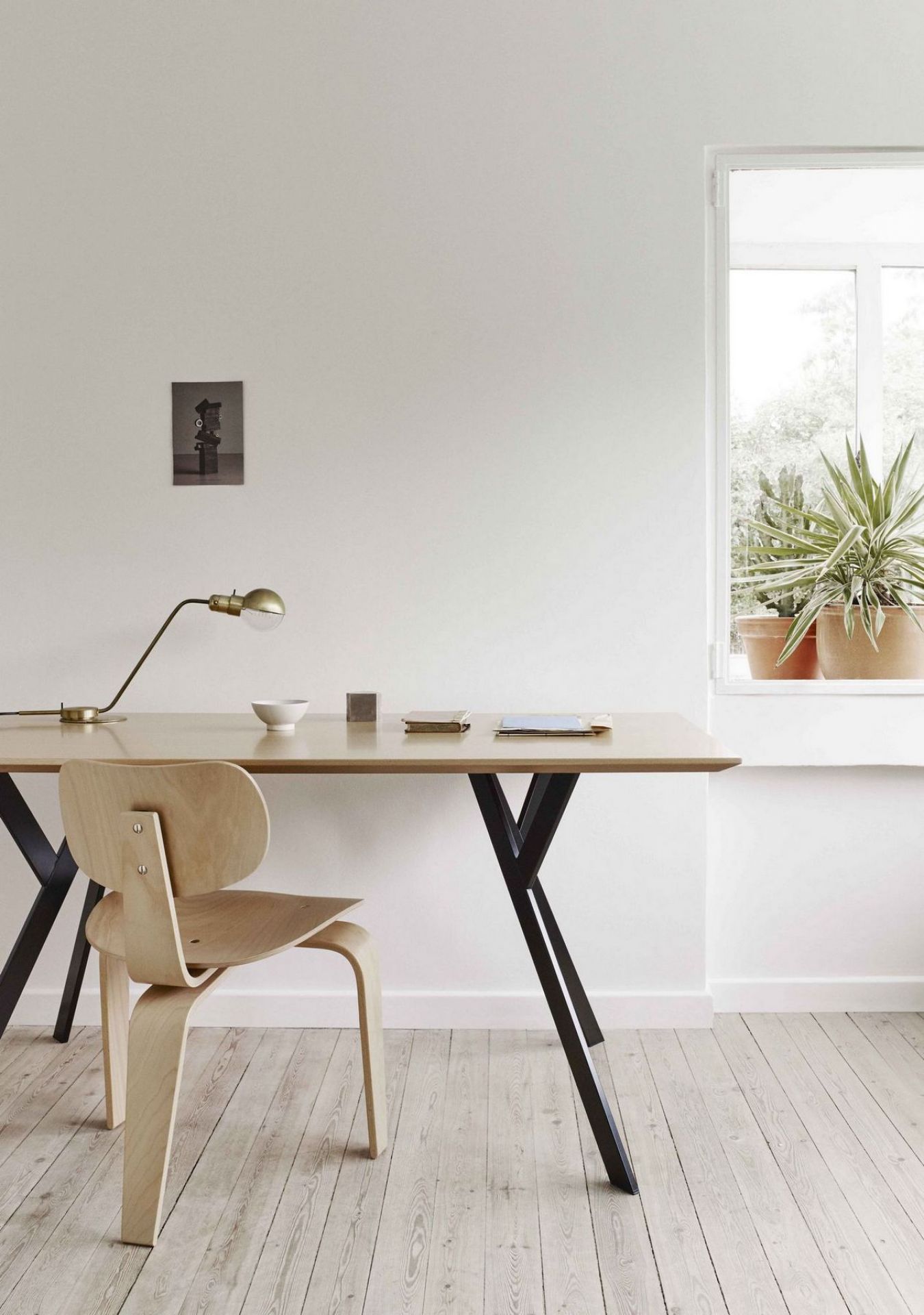 SE 42 Stuhl von Wilde+Spieth aus hellem Holz, minimalistisches Design, passend zu modernem Schreibtisch.