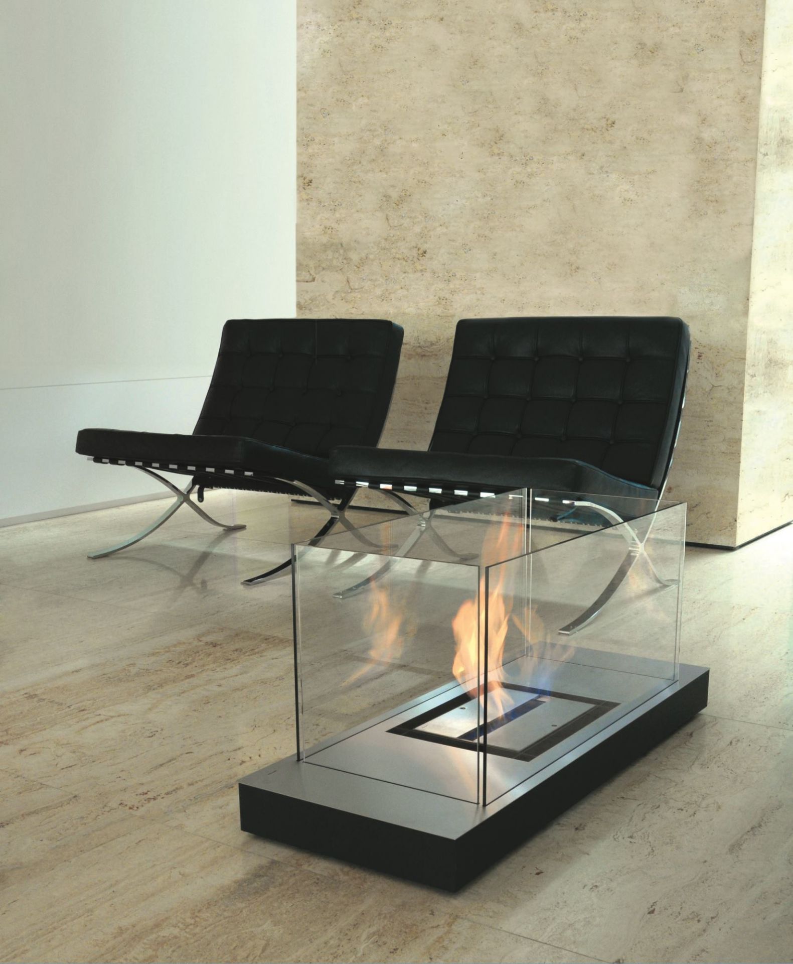 Uni Flame Ethanol Kamin Radius mit Glasumrandung und Flamme, im modernen Wohnzimmer mit Sesseln.
