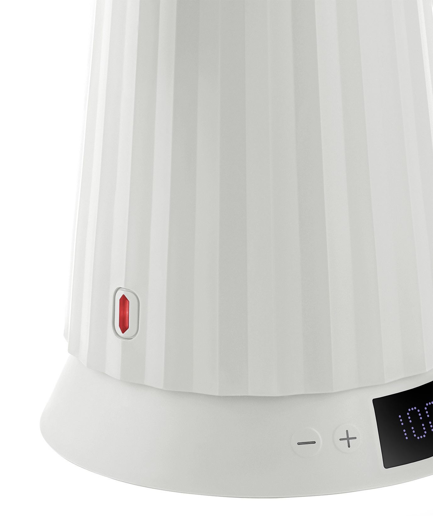 Detailaufnahme des weißen Alessi Plissé Wasserkochers mit Temperaturregelung und digitaler Anzeige.