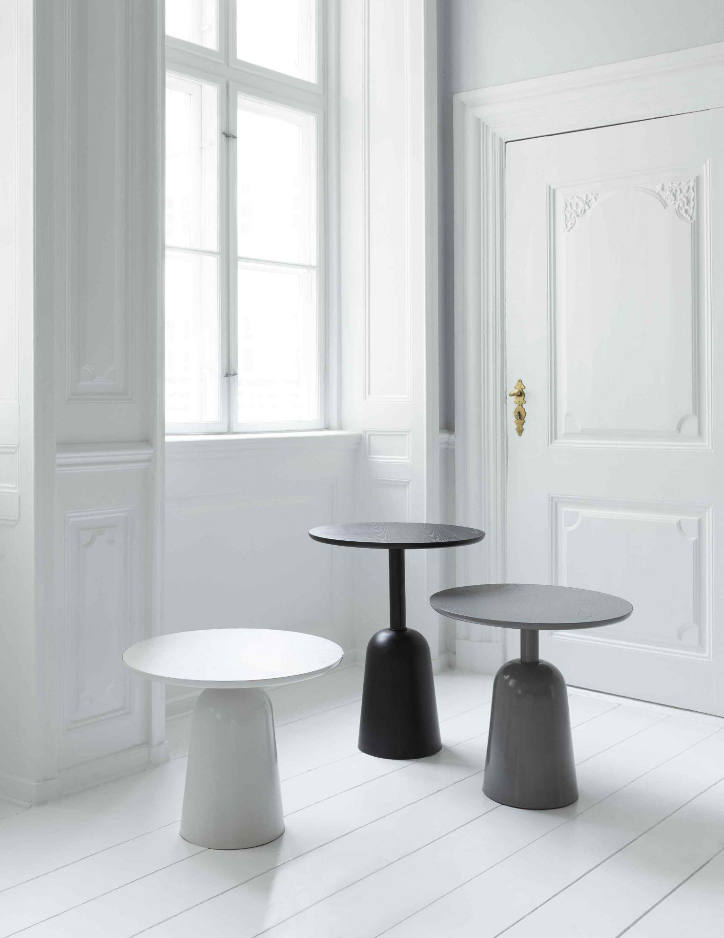 Turn Table Tisch von Normann Copenhagen in Weiß, Schwarz und Grau vor weißem Hintergrund.