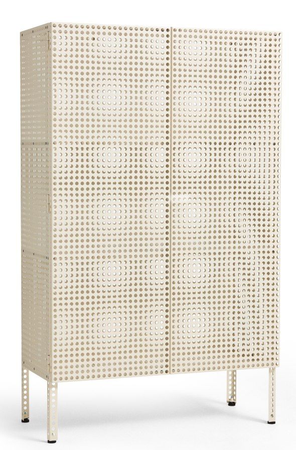 Helles Hay Sideboard "Perforated Cabinet Floor Large" mit perforierter Metallstruktur und vier Füßen.