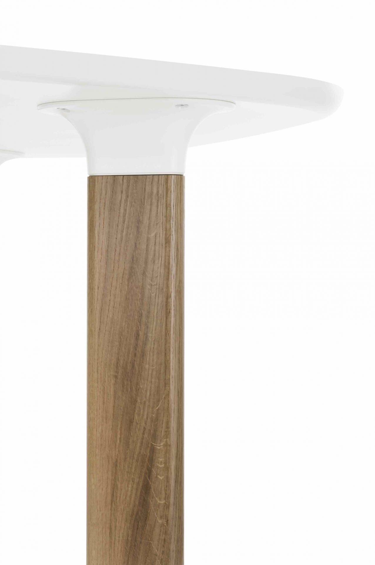 Detailaufnahme vom Fritz Hansen Analog Tisch mit weißer Tischplatte und massivem Eichenholz-Tischbein.