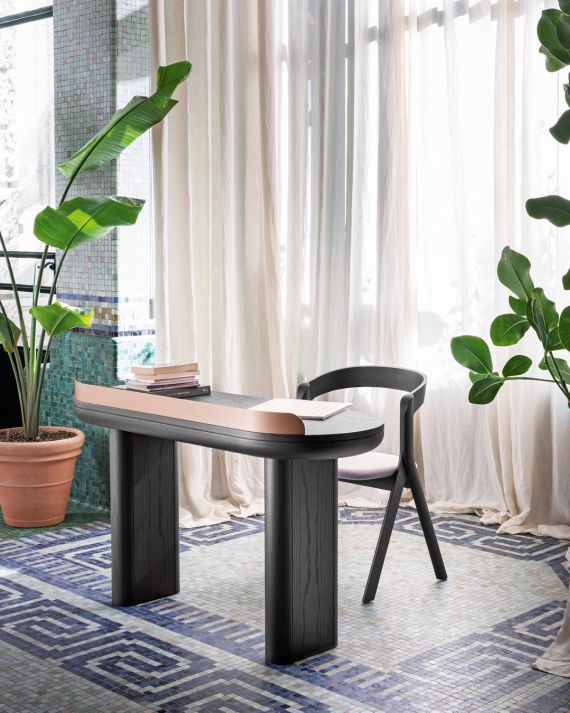 Jumbo Konsolentisch von Miniforms, dunkles Holz, modernes Design, mit Stuhl und Pflanzen dekoriert.