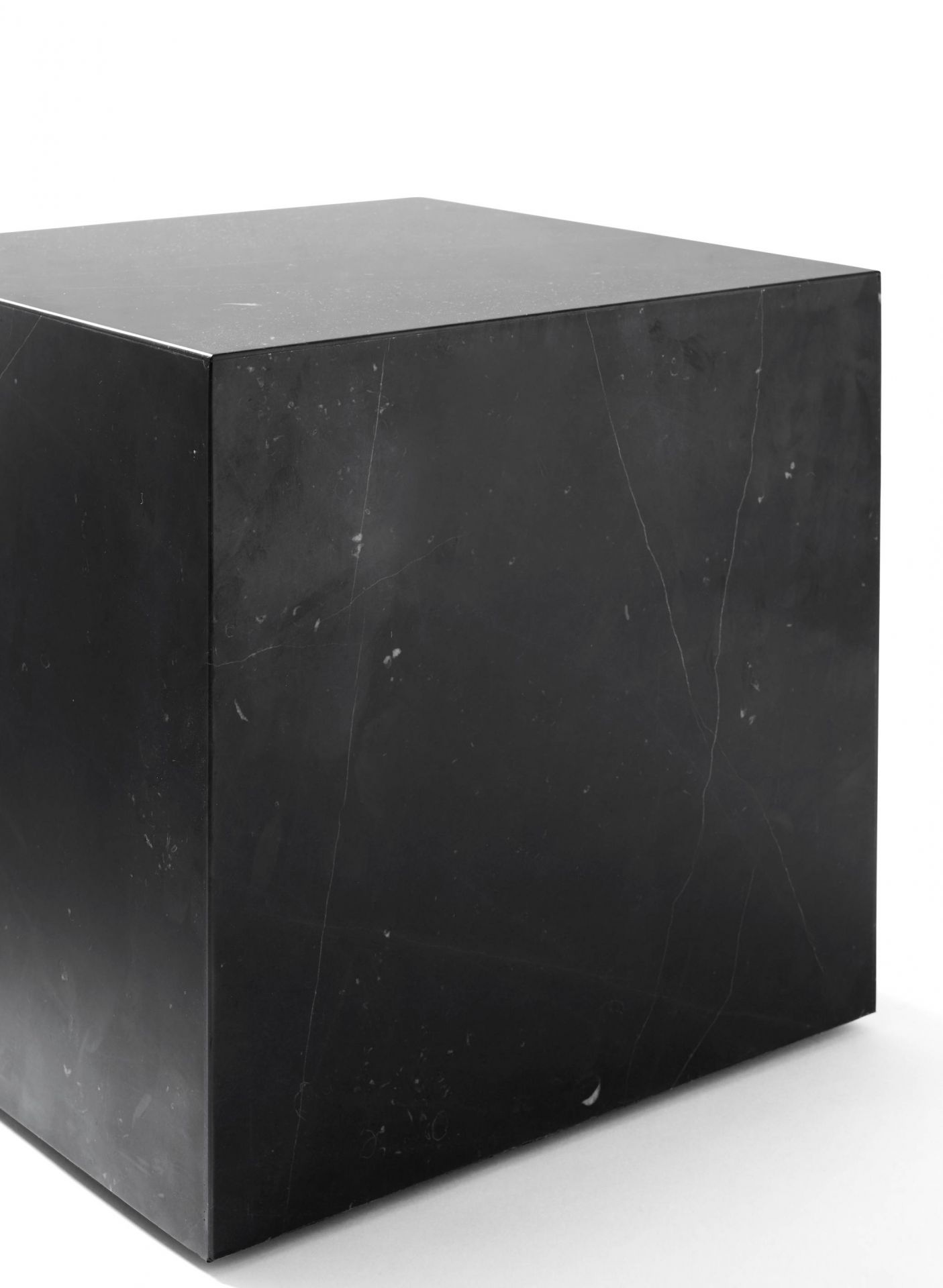 Schwarzer Plinth Cubic Beistelltisch von Audo, ein moderner Marmor-Couchtisch in Würfelform.